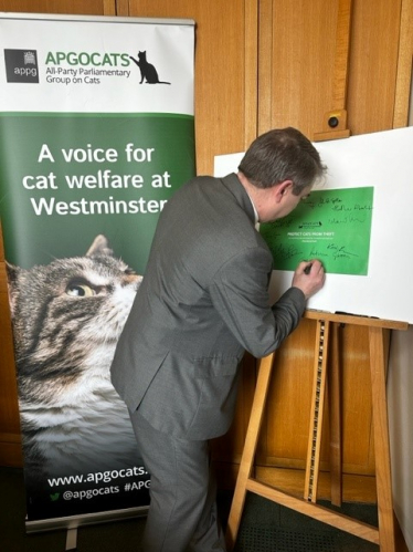 MP signing cat welfare pledge